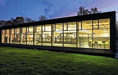 Westsächsische Hochschule bei Nacht.