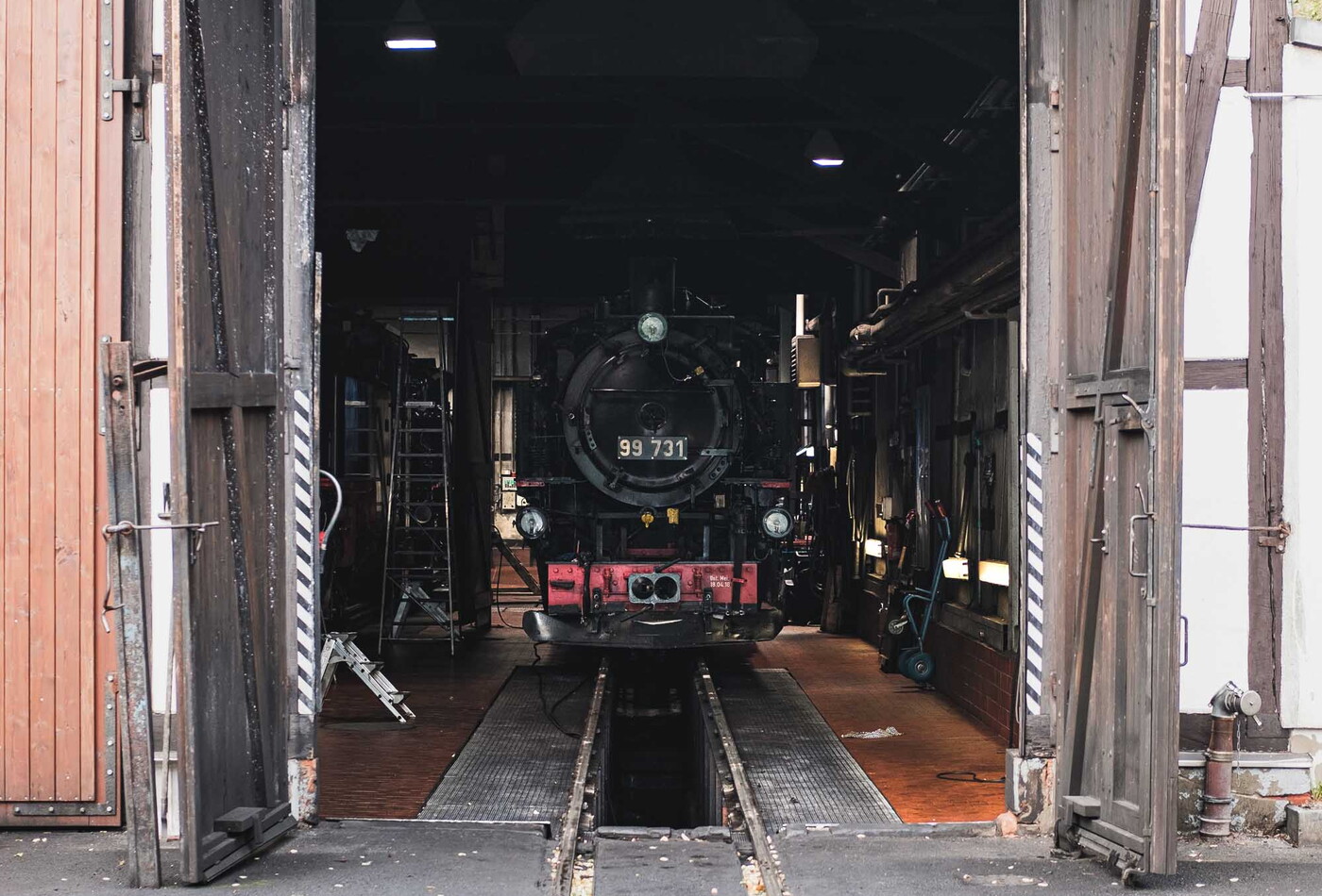 eine Garage die geöffnet ist und darin steht ein alter Eisenbahn.