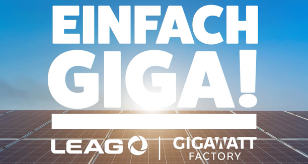 Im Hintergrund sind Solarplatten. Weißer Text: Einfach Giga