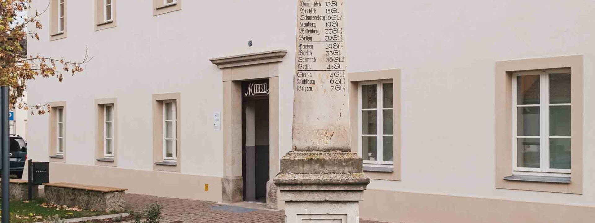 Ein weißes, älteres Gebäude.