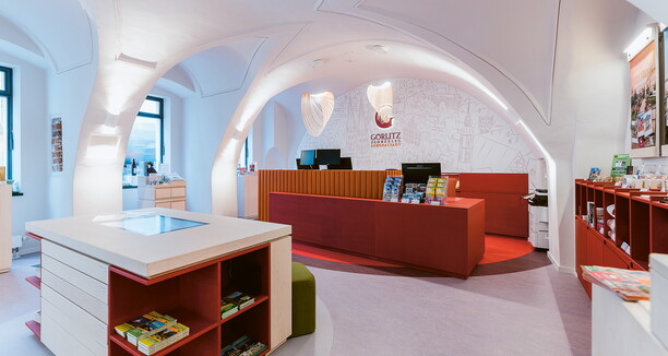 eine Moderne Touristeninformation mit roten Farben