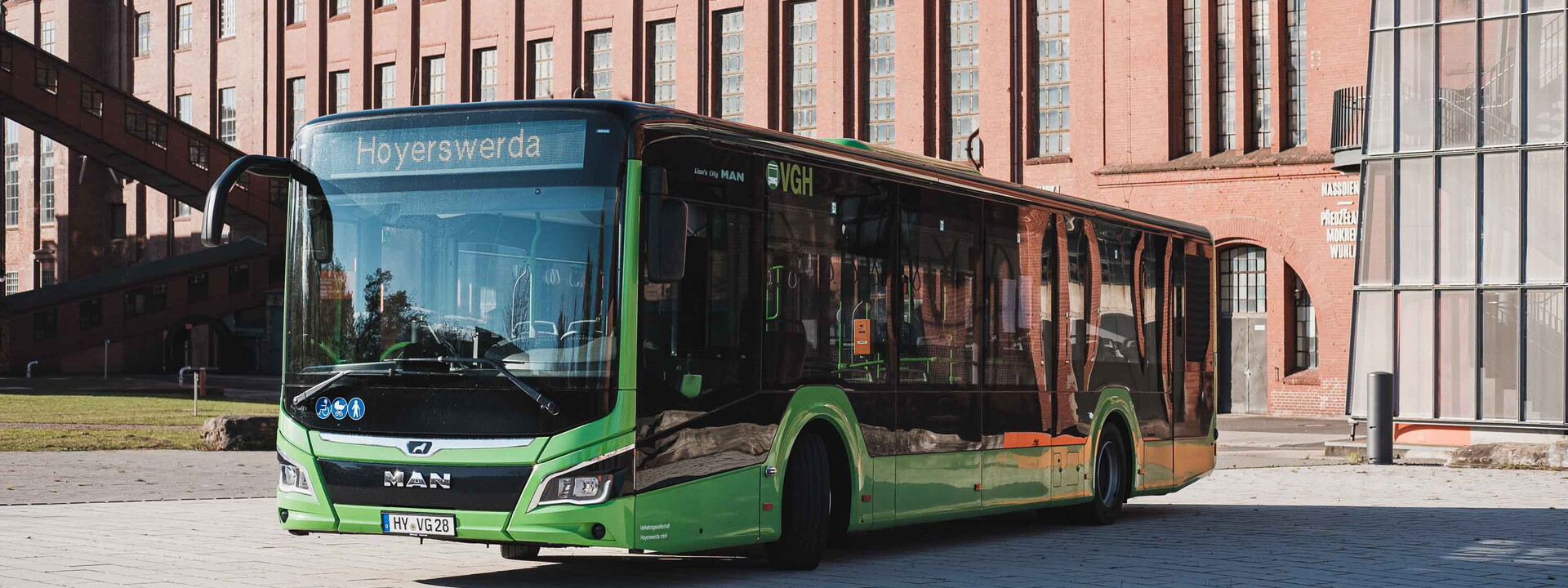 Ein grüner Bus mit der Aufschrift nach Hoyerswerda.