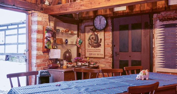 eine alte, gemütliche Scheune mit Esstisch