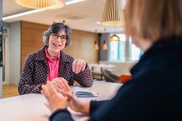 Zwei Frauen im Gespräch miteinander.