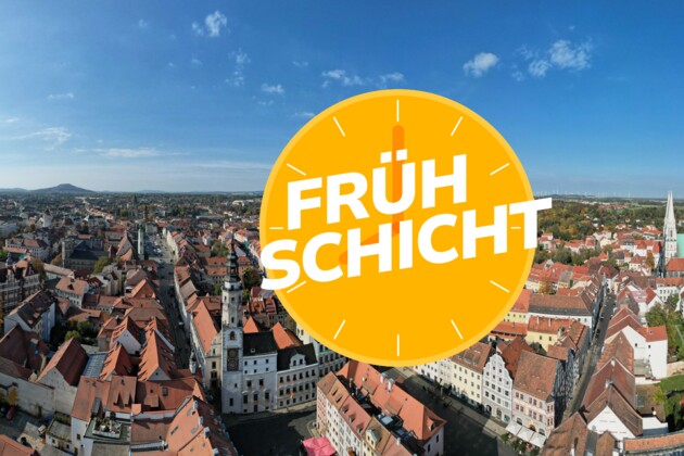 Das Logo Frühschicht mit einer Luftaufnahme von Görlitz im Hintergrund.