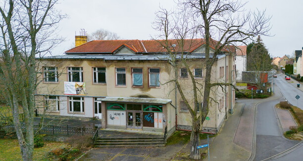 ein altes Gebäude an der Straße