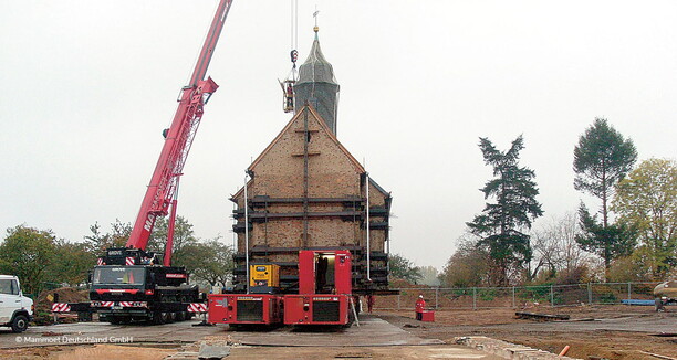 es sind Bauarbeiten an einer Kirche zusehen