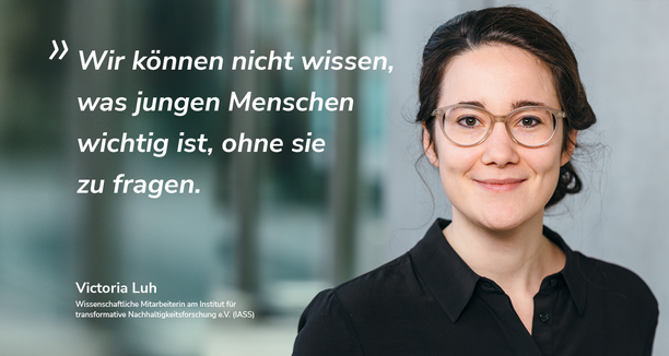 auf der rechten Seite ist eine Frau abgebildet und auf der Linken Seite steht ein Zitat von ihr