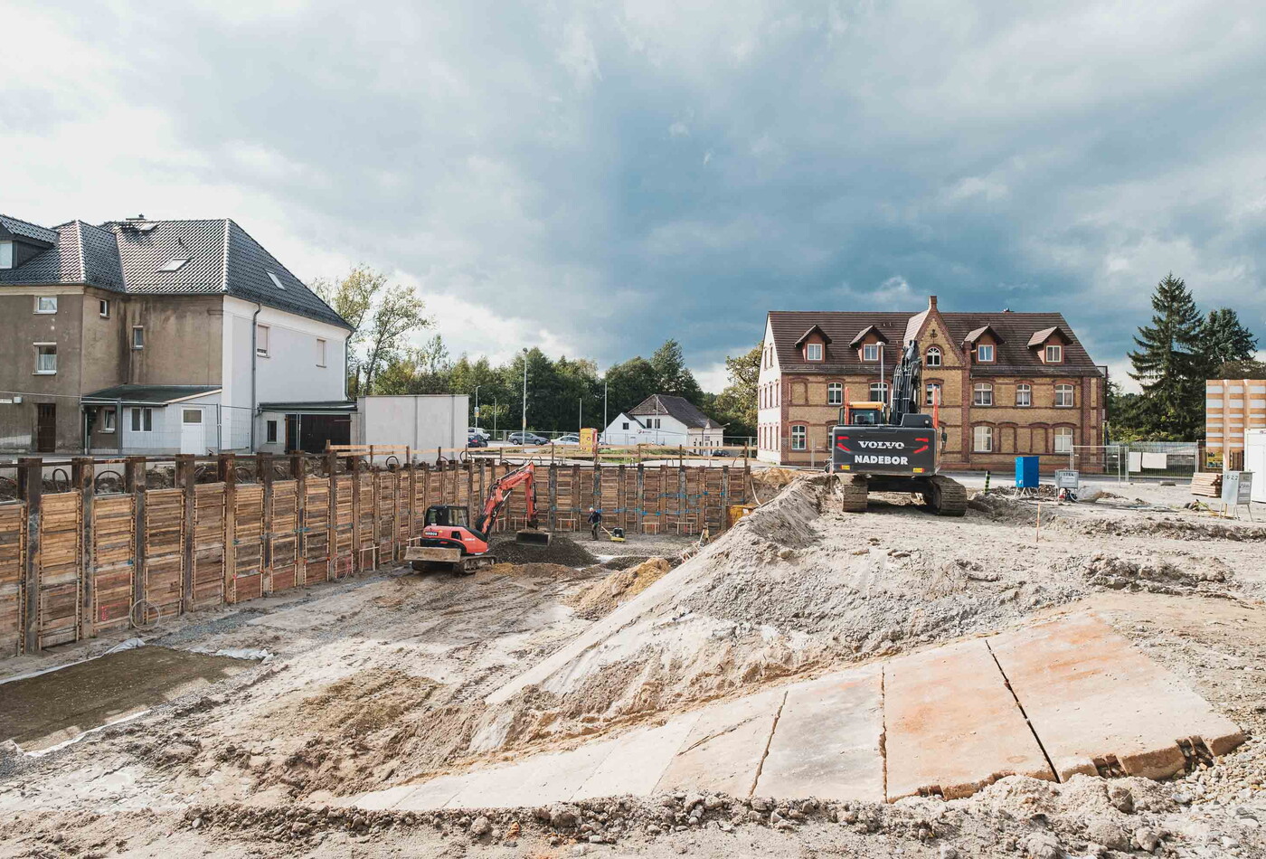 Eine Baustelle, in der ein Graben gebuddelt ist.
