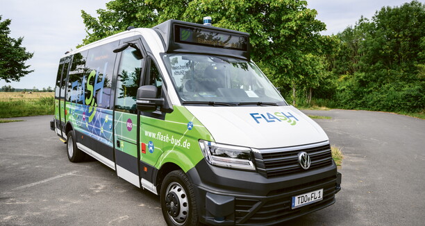 ein Kleinbus mit der Heckscheibe zur Kamera