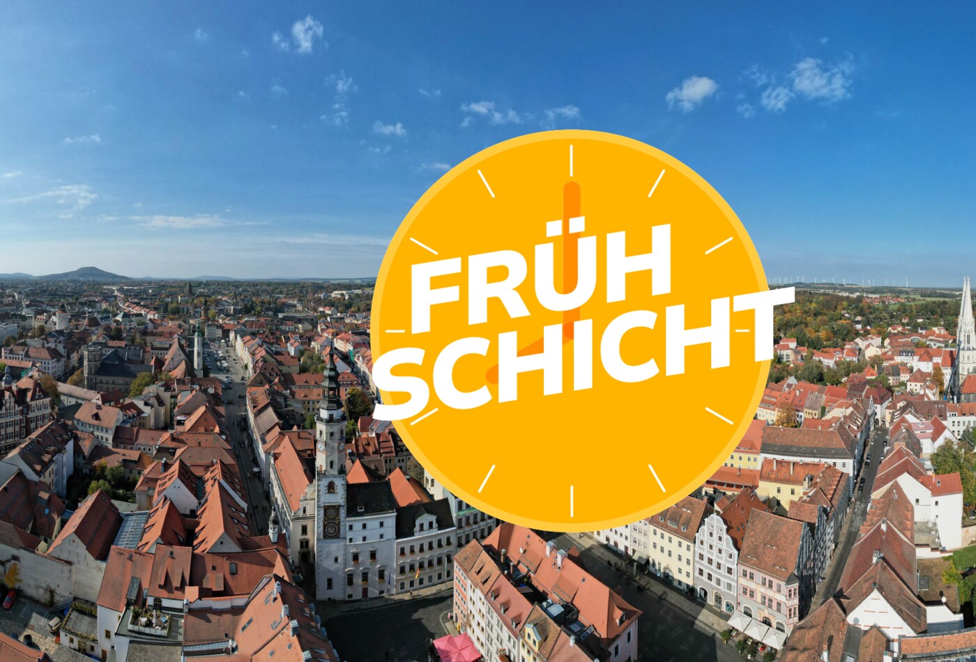 Das Logo Frühschicht mit einer Luftaufnahme von Görlitz im Hintergrund.