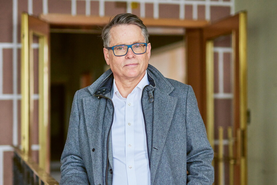 Bürgermeister Arno Jesse steht neben einem Geländer