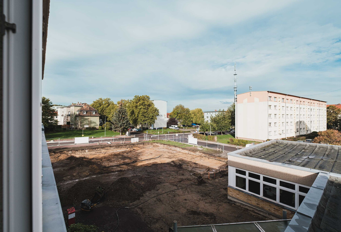 Eine Aufnahme aus dem Fenster heraus mit Blich auf eine Baustelle im Hof.