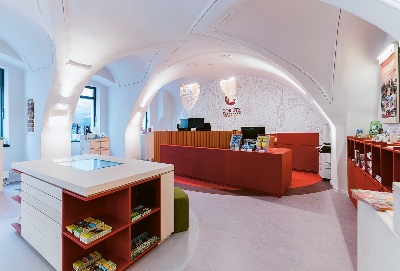 eine Moderne Touristeninformation mit roten Farben