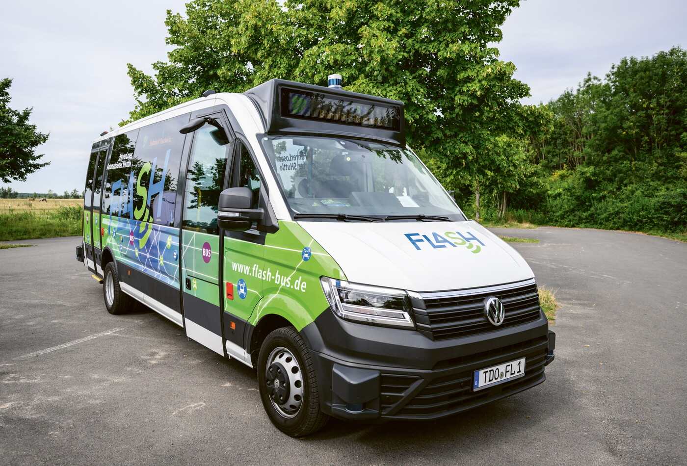ein Kleinbus mit der Heckscheibe zur Kamera