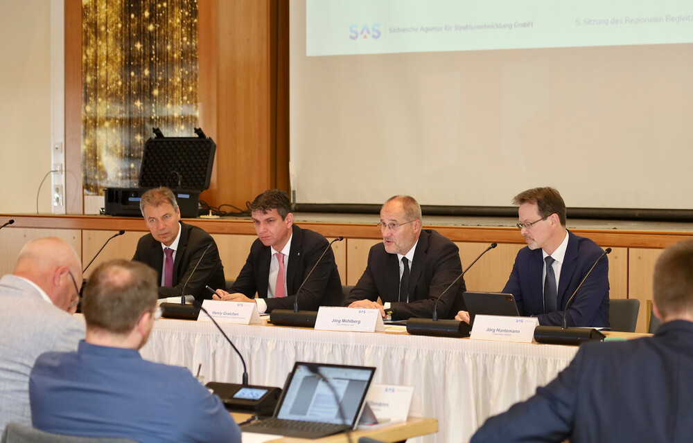 Mehrere Männer bei einer Konferenz