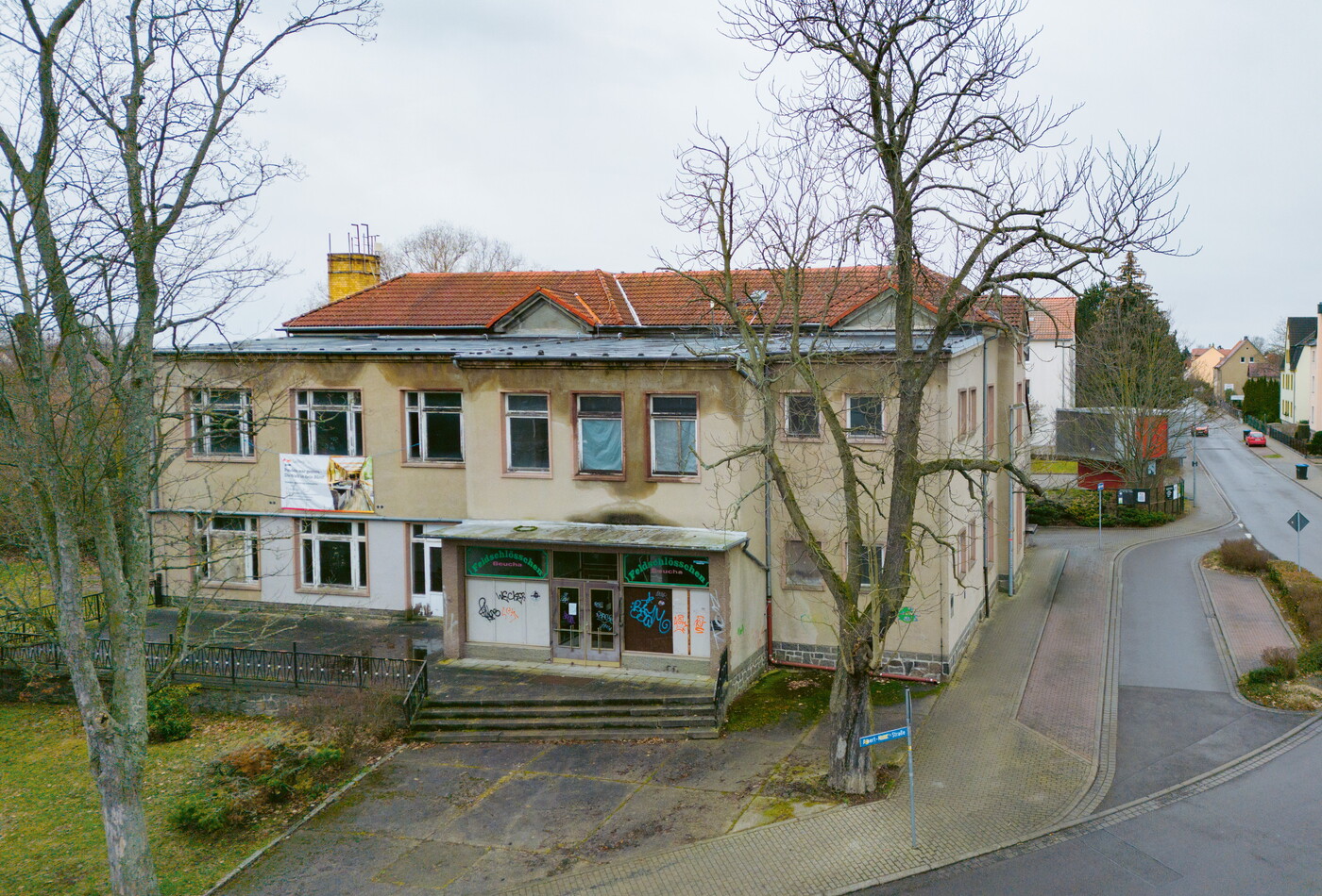 ein altes Gebäude an der Straße