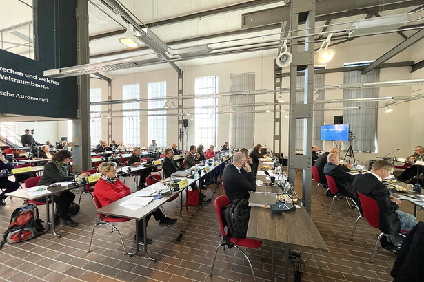 mehrer Personen sitzen im Konferenzsaal