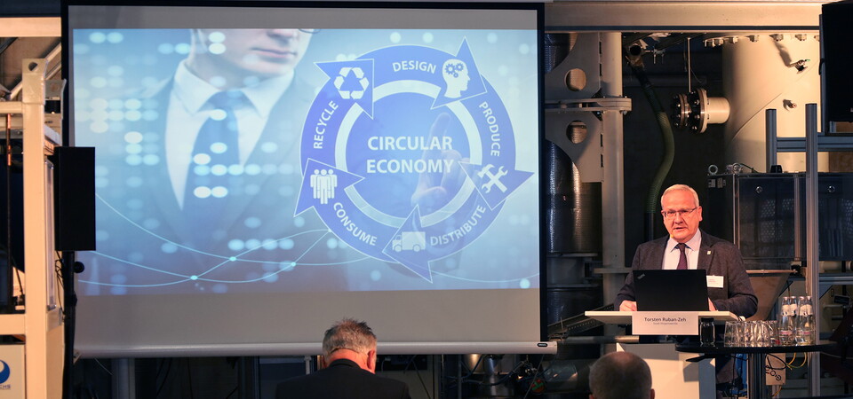 Ein Mann hält eine Präsentation zum Thema Circular Economy.