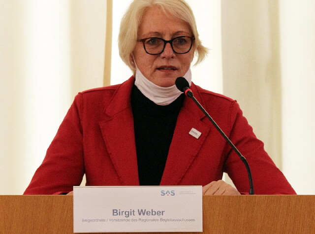 Frau Birgit Weber steht am Pult und hält eine Rede