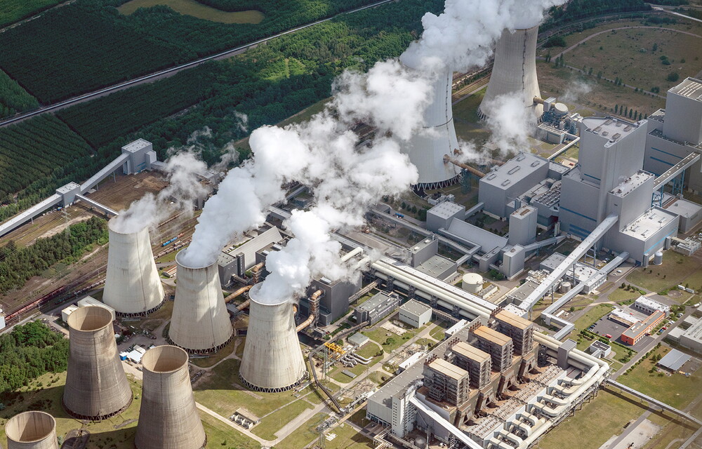 Eine Luftbildaufnahme von einem Kraftwerk.