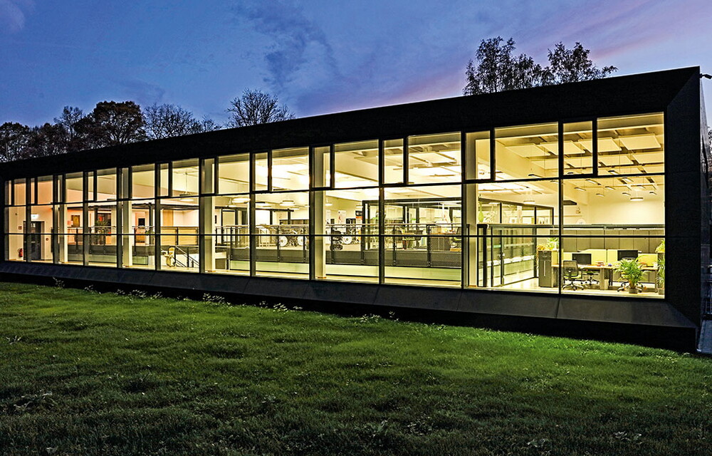 Westsächsische Hochschule bei Nacht.