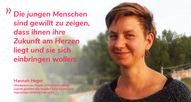 Es ist Frau Heger abgebildet und links neben ihr ist ein rosa Zitat von ihr abgebildet.