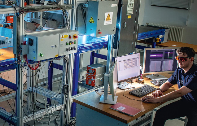 ein Mann sitzt in einem Forschungsbüro.