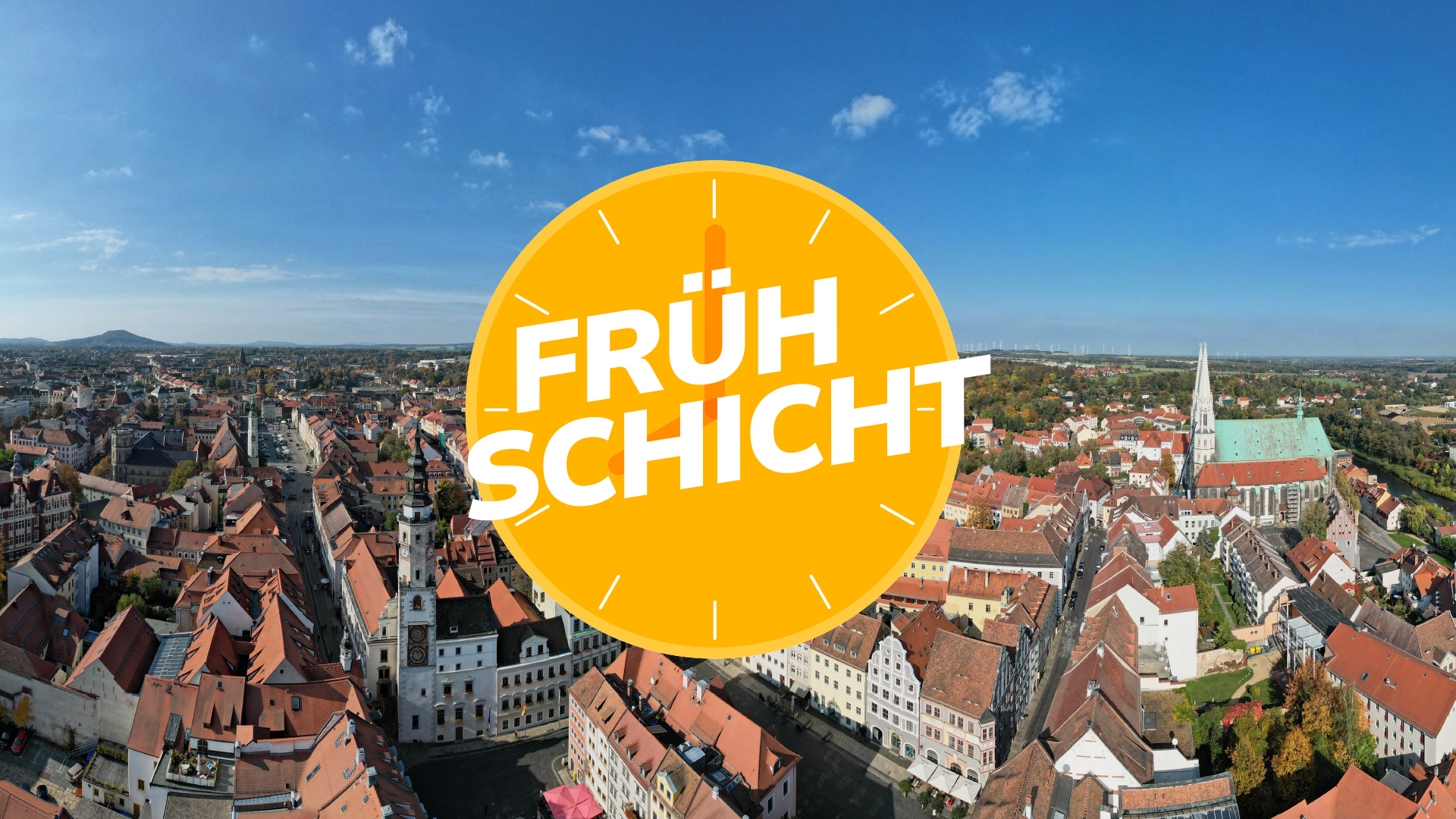 Das Logo Frühschicht mit einer Luftaufnahme von Görlitz im Hintergrund.
