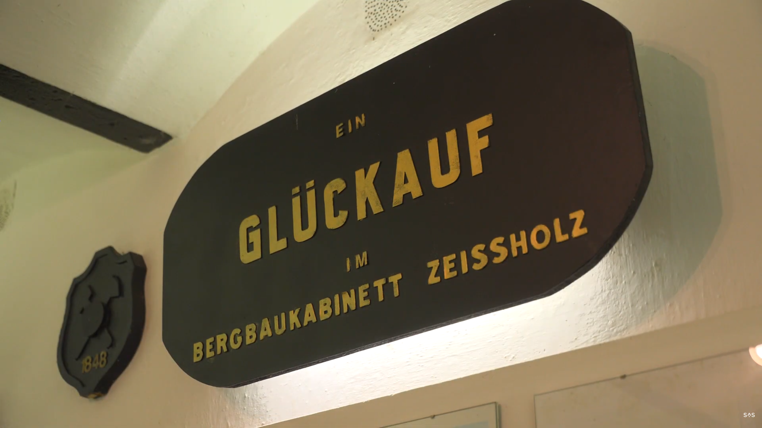 Schild an der Wand mit der aufschrift Glückauf im Bergbaukabinett Zeissholz